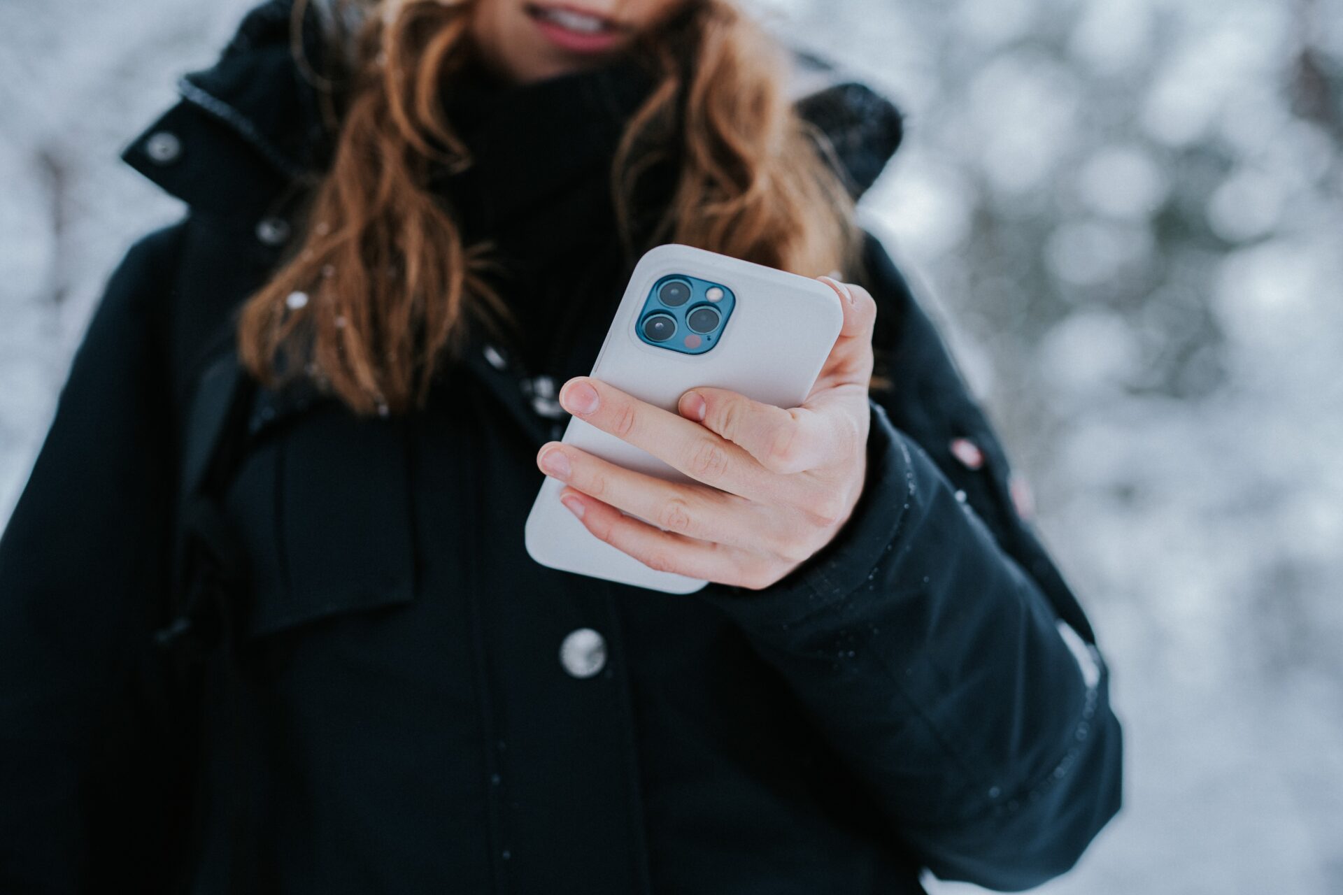 iPhoneを持つ女性